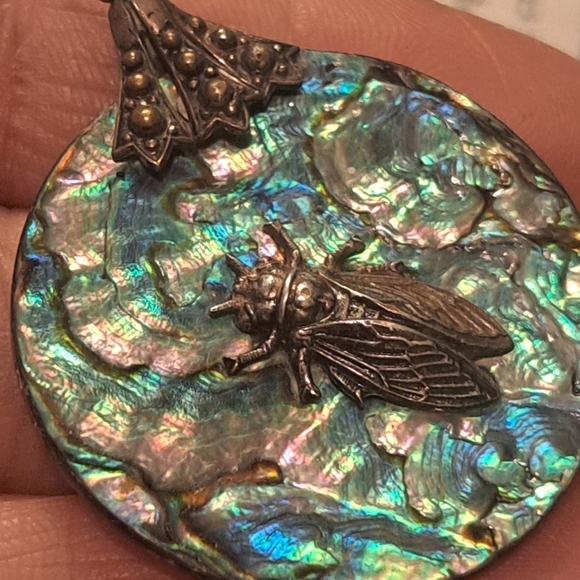 COPY - Abalone shell pendant with metal bug - Picture 4 of 5
